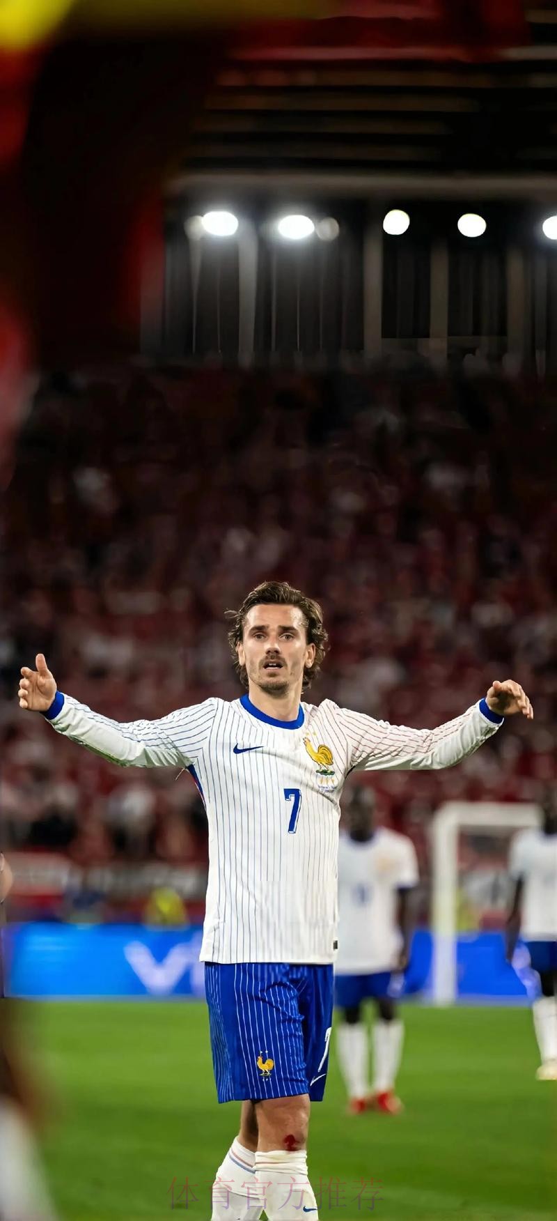 记者:姆巴佩将继续留法国队 不返回马德里养伤 记者:姆巴佩将继续留法国队 不返回马德里养伤